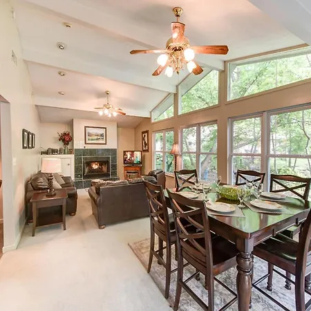 River Cottage, 3 Bedrooms, Sleeps 8, Downtown, Pets, Hot Tub, Jacuzzi